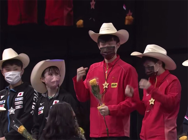 王楚钦很爱孙颖莎（张本智和有风度！鼓掌祝贺王楚钦夺冠，日本美女崇拜小王眼神放光）-趣拿体育