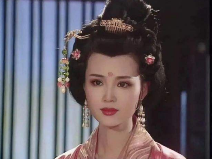 她在《武则天》中饰演的上官婉儿,聪慧温婉,令人印象深刻,茹萍出生于