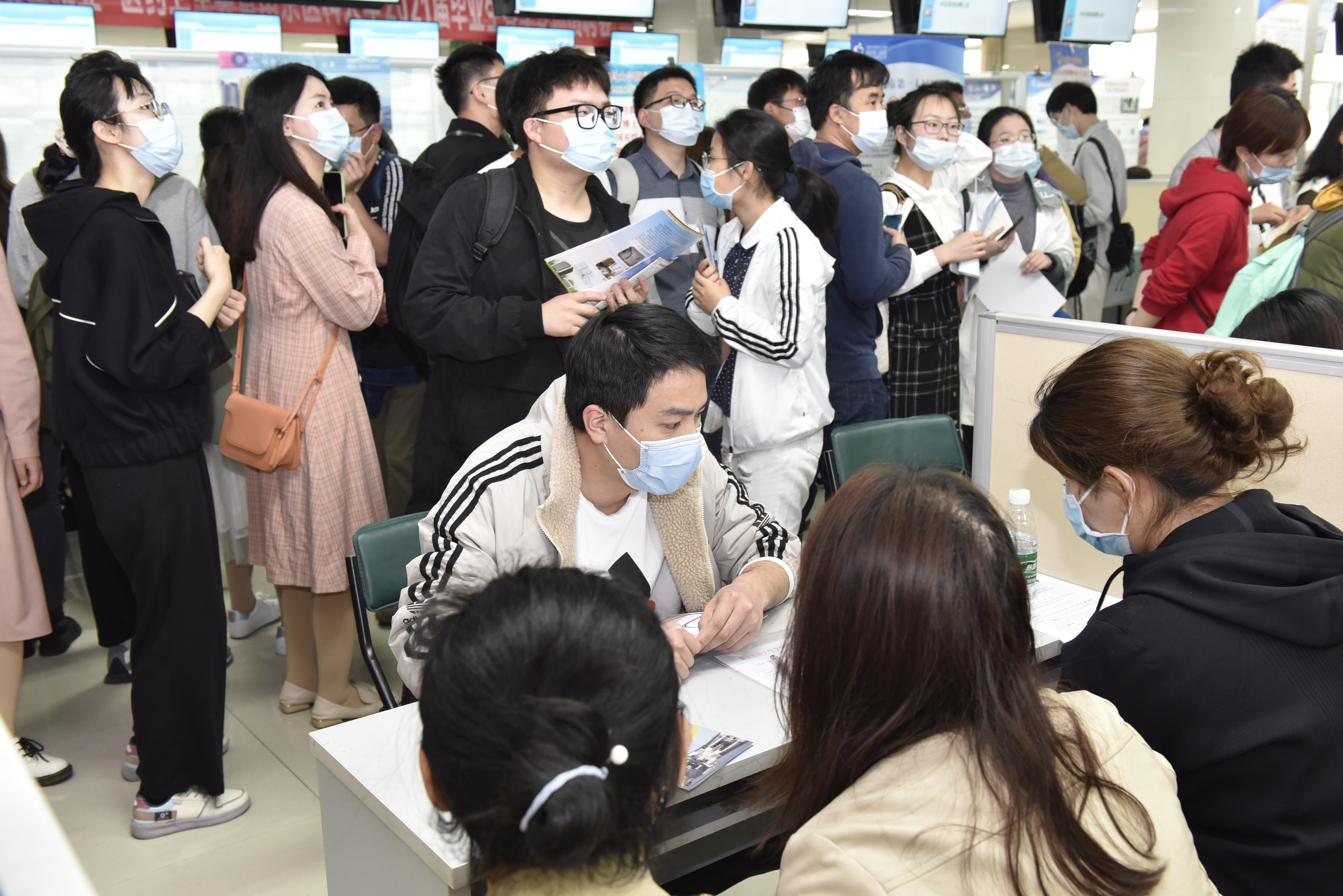 过来人坦言，毕业生签署“三方协议”需谨慎，不要太听老师的话