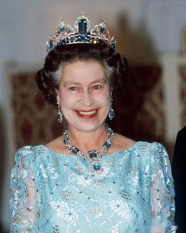 英女王炫丽珠宝库，这才是赤裸裸地炫富，一起鉴赏皇家版珍藏首饰