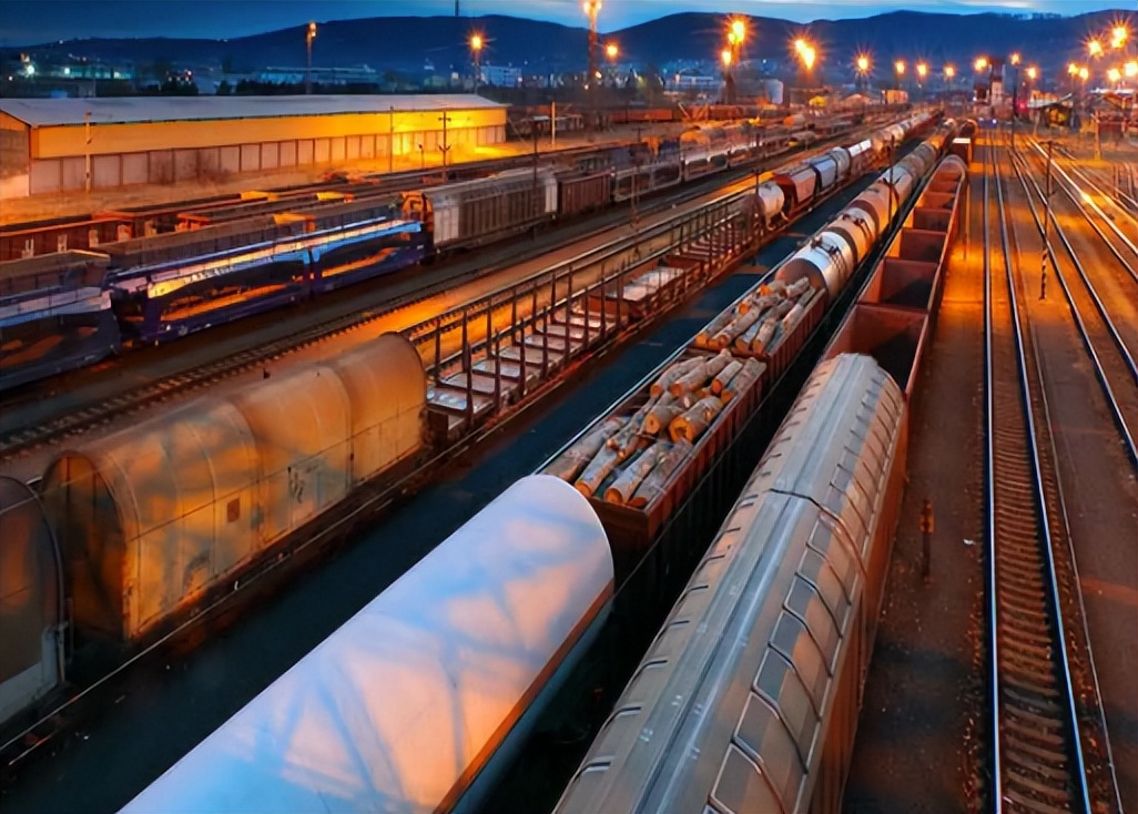 美国的“港口瓶颈”正向货运铁路网蔓延，运输成本导致数十年来最高的通货膨胀率