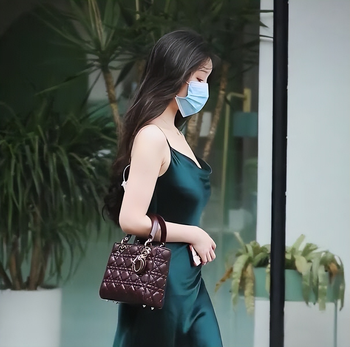 墨绿色的真丝裙，小姐姐穿上给人很古典的感觉，犹如一道美丽街景