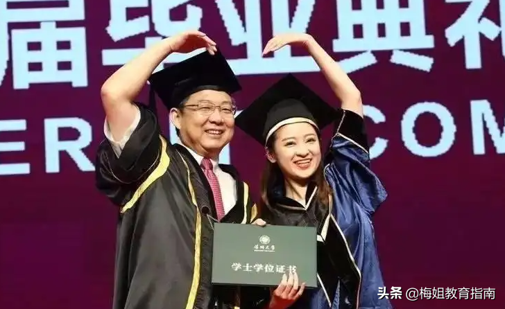 大学生晒另类毕业照，网友破防落泪，真想时光倒流重返校园