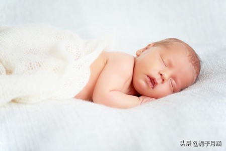 新生儿睡眠（新生婴儿有多能睡？宝宝睡眠时刻表新手爸妈要记牢）