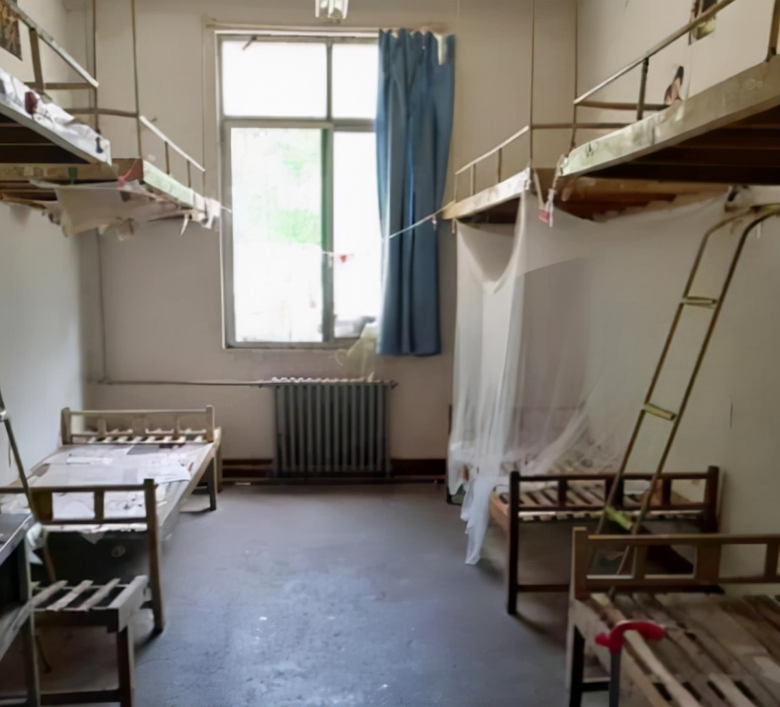 要不是亲眼所见，实在不敢相信大学里还有这样的宿舍？真有人住吗