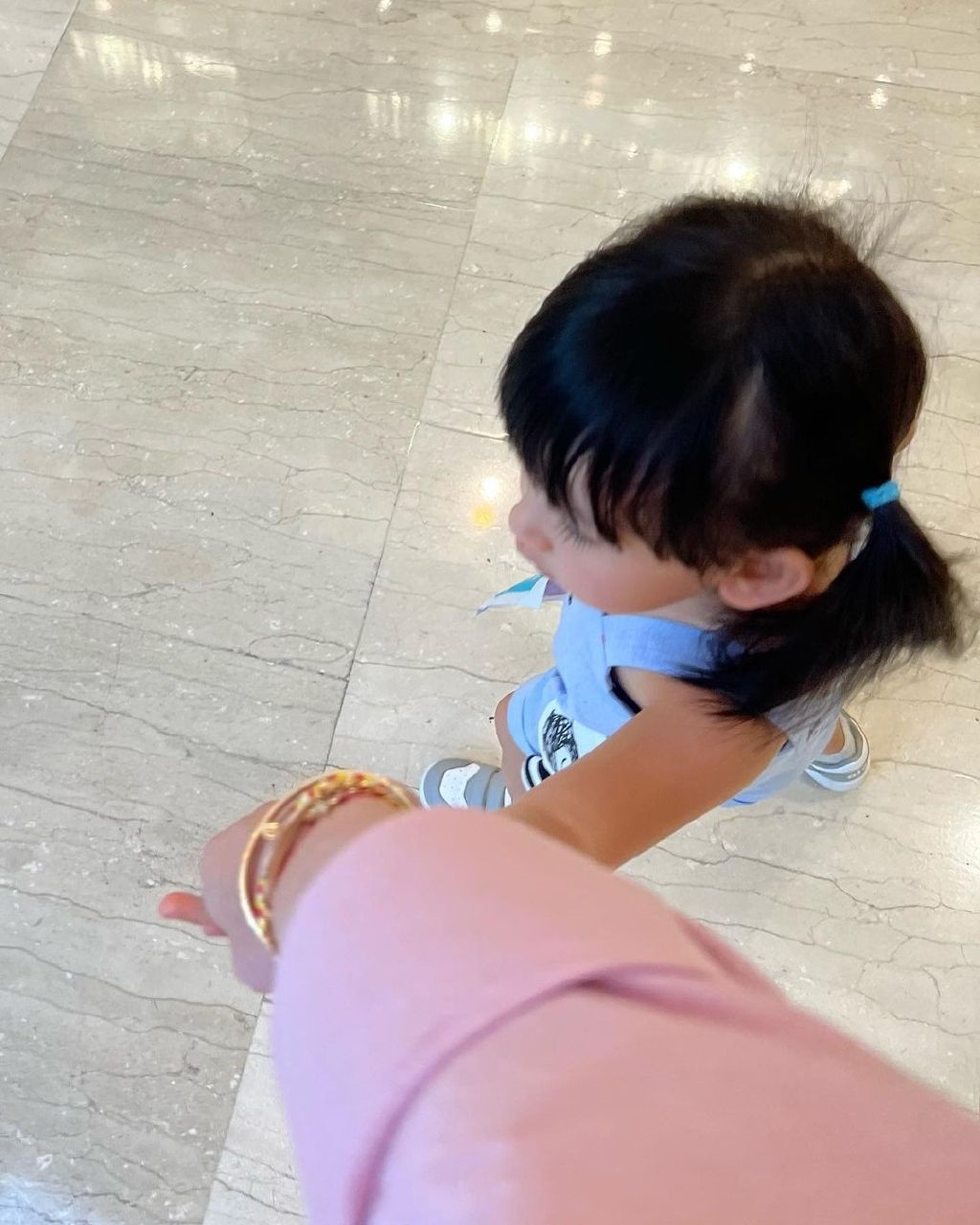 名媛严纪雯逛街，女儿颜值很高和妈妈超像，闺蜜有何超盈和文咏珊