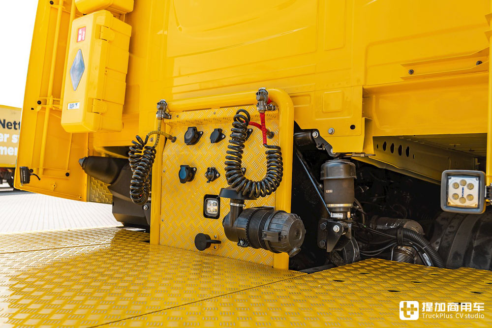 达夫XG 真会整活（这台很黄很暴力的达夫XG+牵引车，运输危化品的，配置也这么好？）