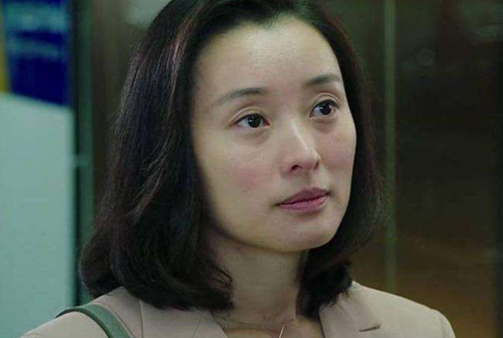 远离格格巫下巴、发面馒头脸，优雅老去才是中年女星最美的状态