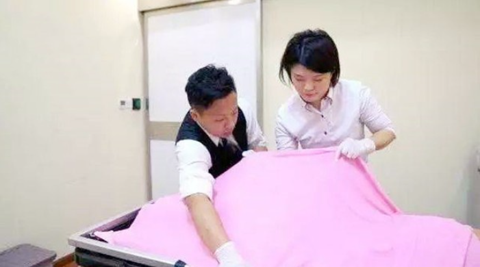 不能用手直接触摸身体，入殓师：与鬼神无关，即便是亲人也不可以