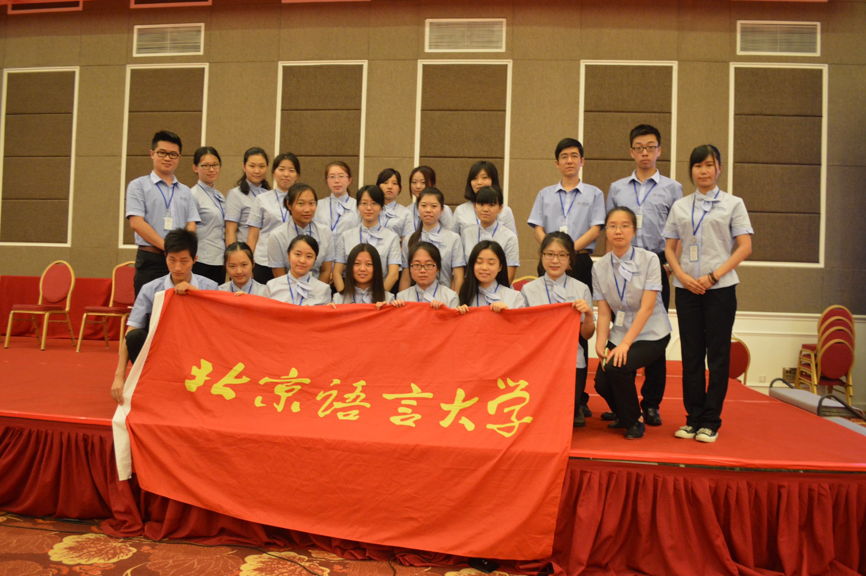 不愧是学语言的，大学生隔离期间利用专长，与保安“隔空对话”