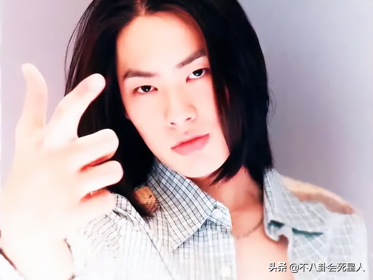 厚嘴唇、大鼻孔、长方脸，这7位男星看似很帅，实则奇怪