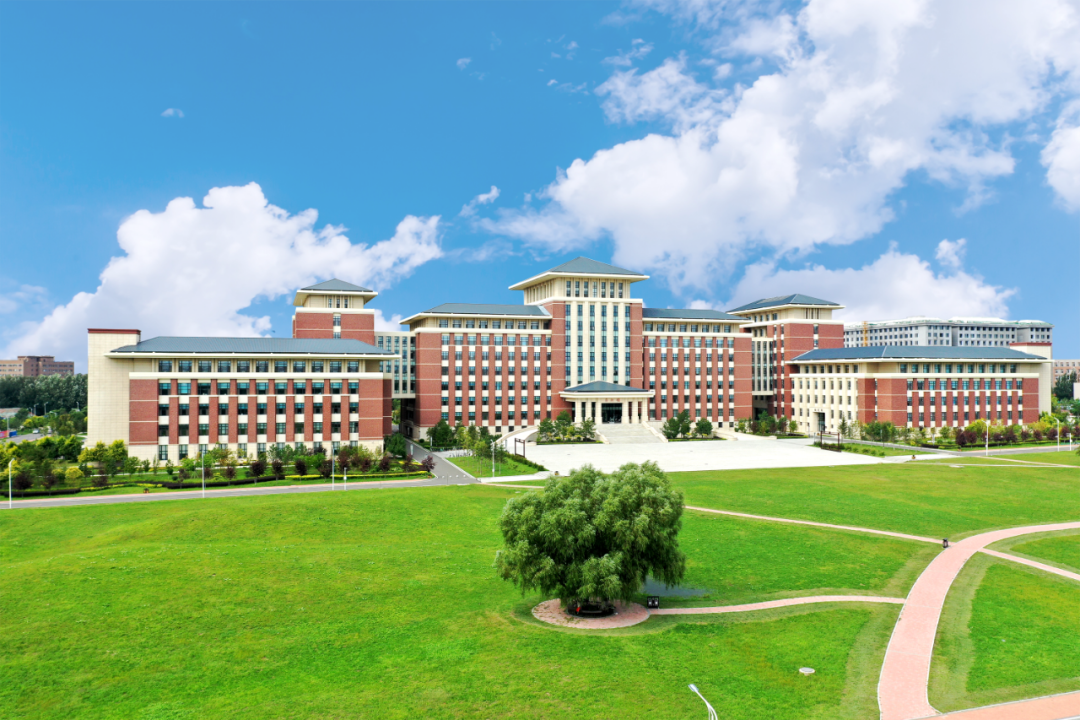 新院长是黄文艺教授,黄文艺就是从吉林大学法学院走出来的代表性人物