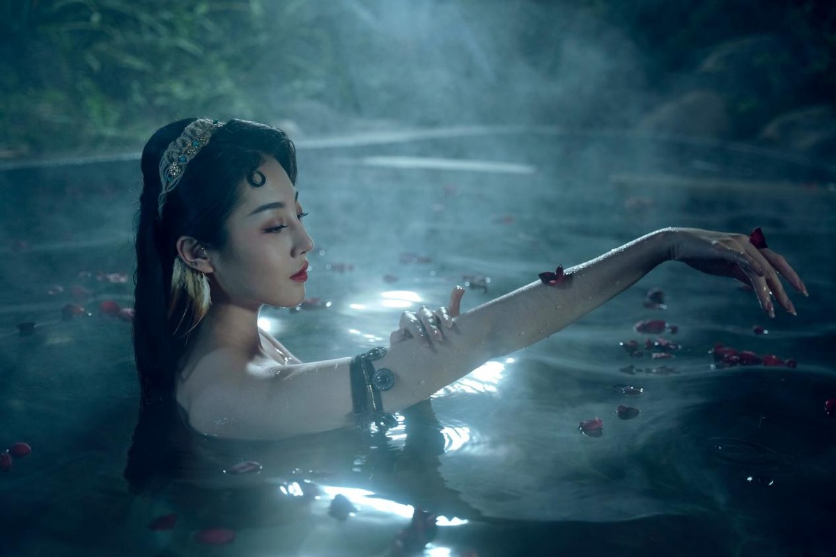 除了狂怒蟒蛇猎杀人类的惊险场面,这部电影的另一个亮点是岛上的土著