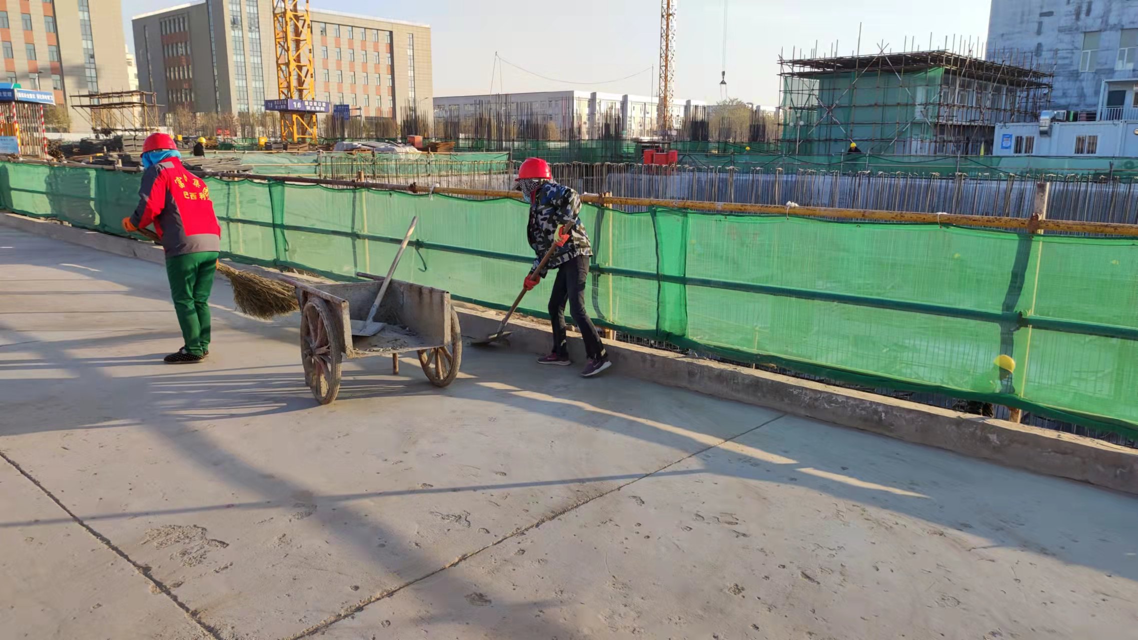 建筑工地上的女民工越来越多，居住环境有待提高