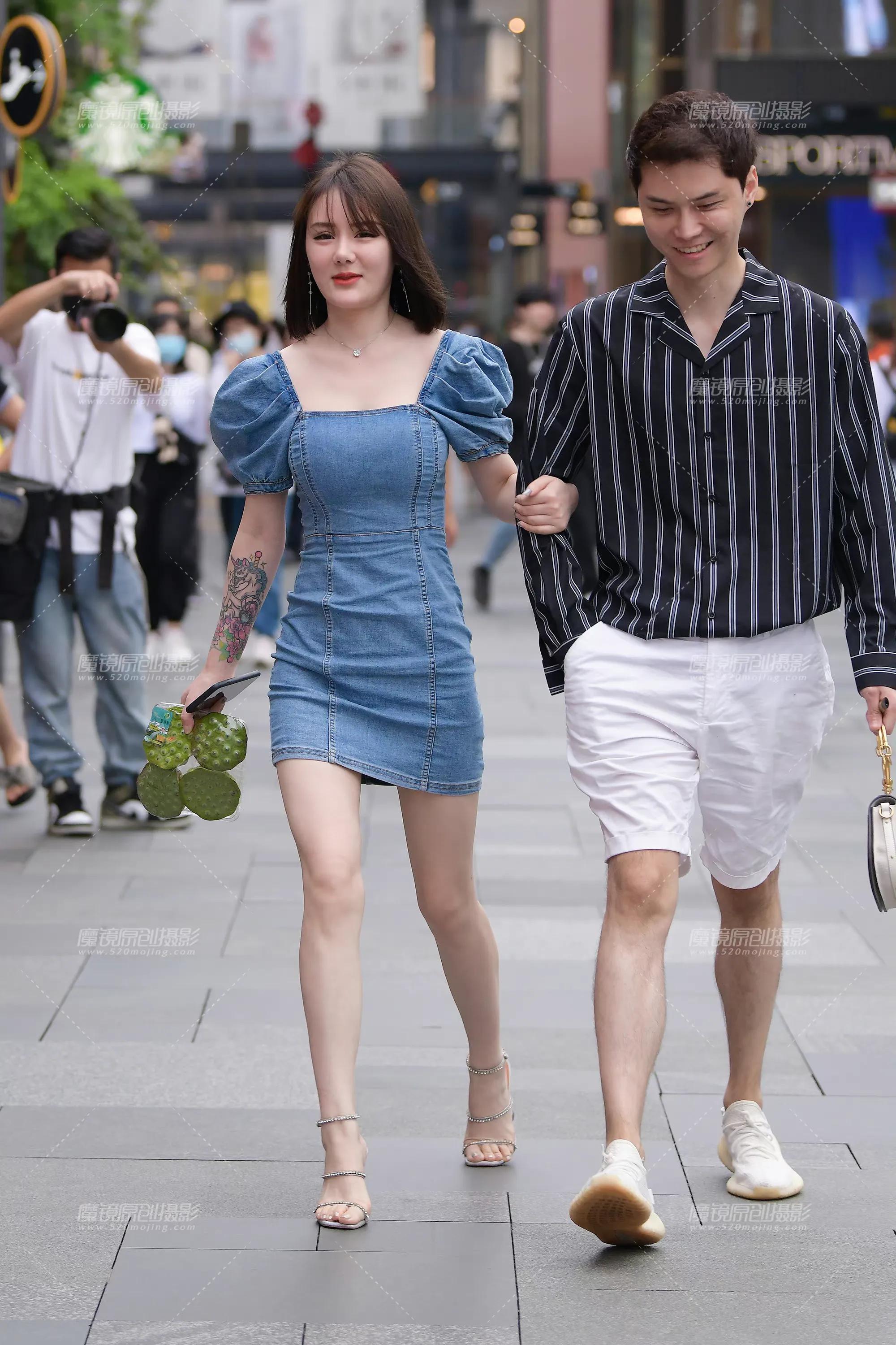 穿搭美图｜街拍时尚牛仔连衣裙穿搭的高挑气质小姐姐