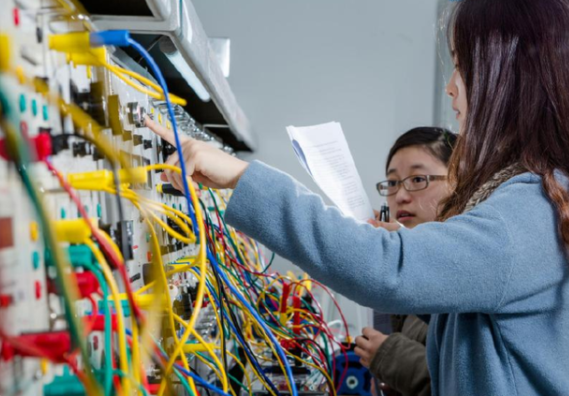 在各类大学排名中，土木工程专业通常占据热门工科专业的前列。