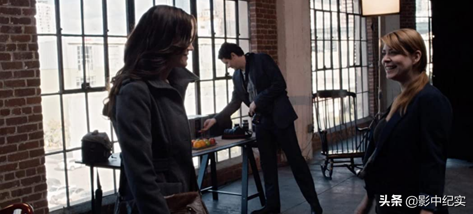 她被下药囚禁到地下室，当众多人性奴，报警后英国警方：你穿多少