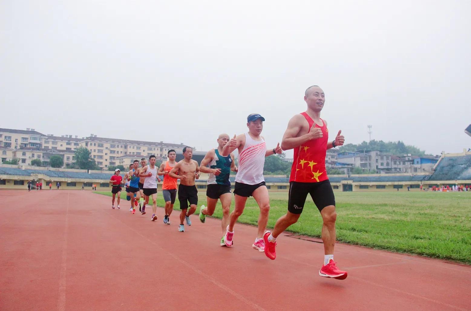 温泉体育中心(两个人的竞技，一群人的狂欢——宏聚跑团“五一”竞技跑活动纪实)