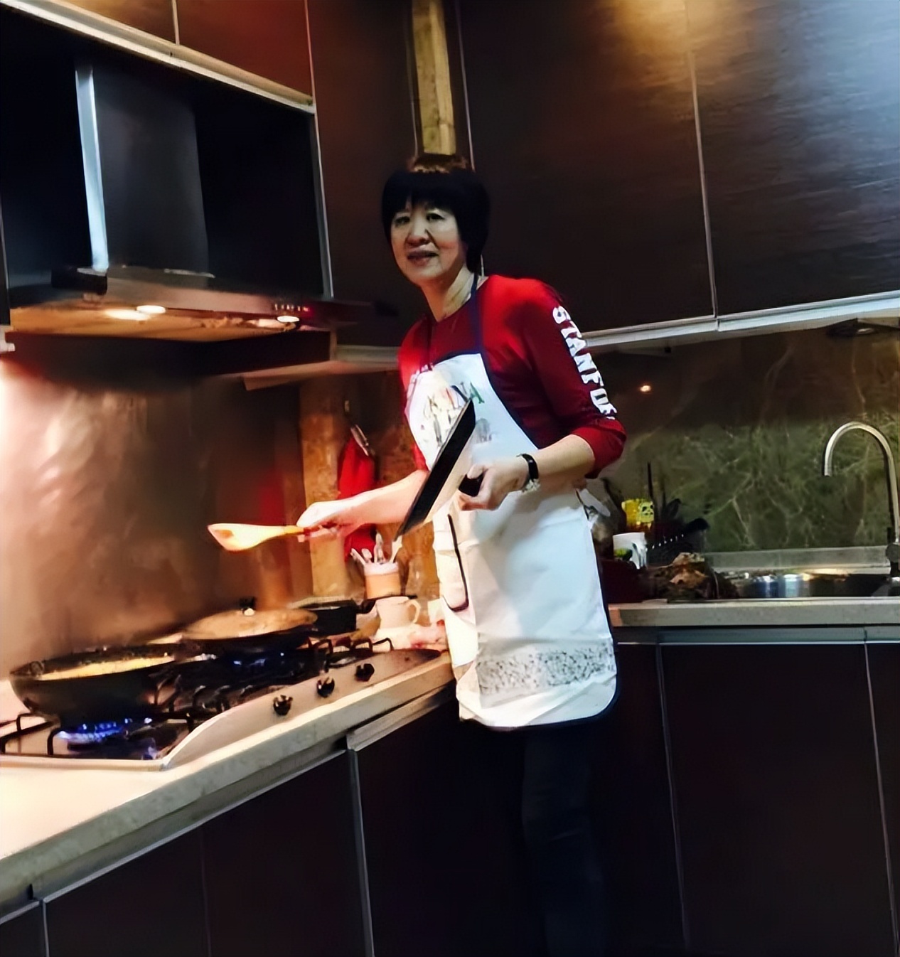 61岁郎平学校引围观！穿平底鞋比男生高一截，一双筷子腿十分抢镜