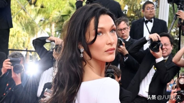 贝拉·哈迪德在2022年秋冬时装秀上设计出大胆的新造型