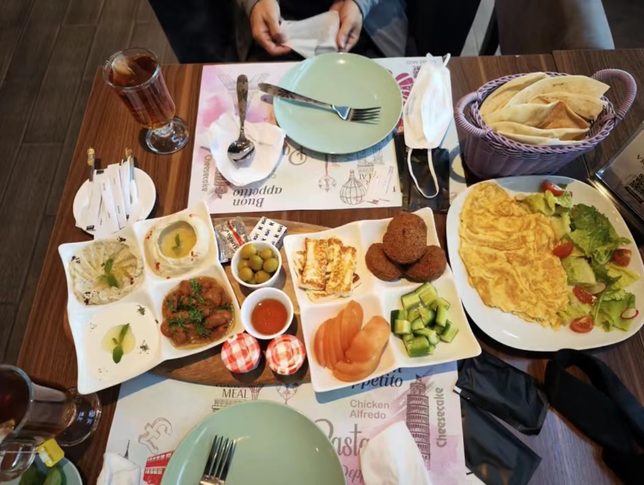 世界杯各國特色美食（卡塔爾世界杯能吃什么？啤酒100元1瓶，蔬菜沙拉76元，看看值嗎？）