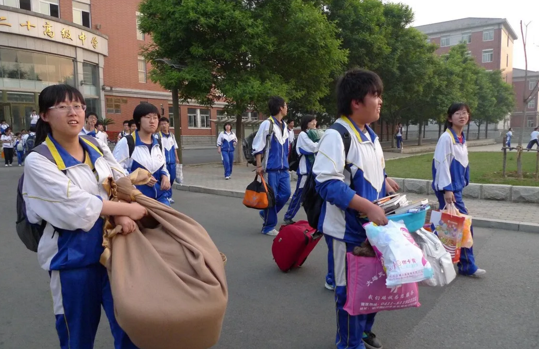 “走读”VS“住校”，两者差距不是一星半点，高考后可见分晓