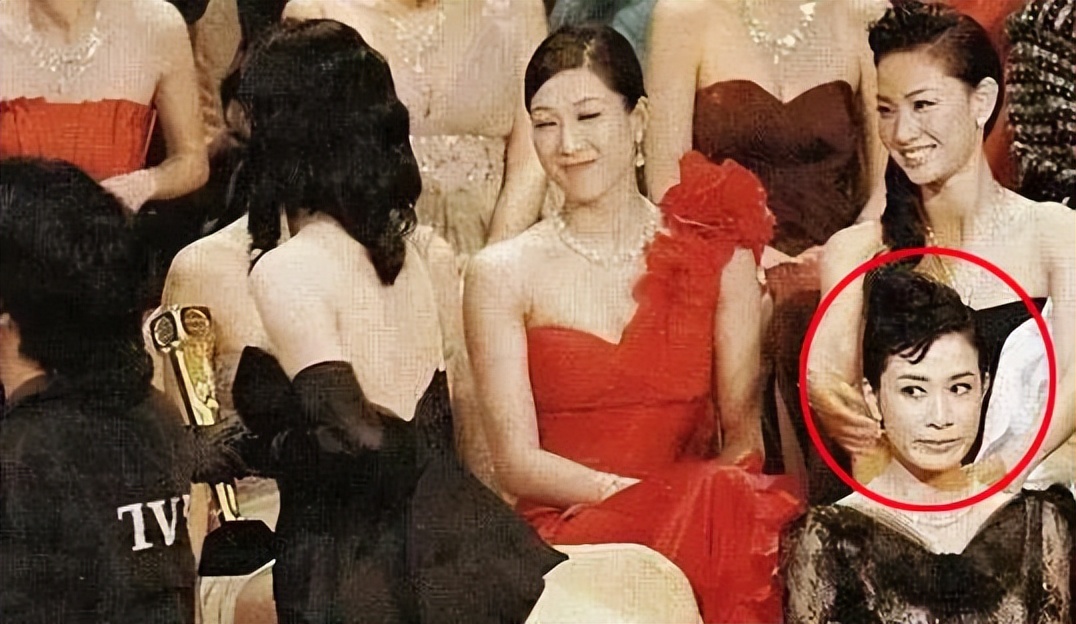 娱乐圈最精彩的戏，都在明星的微表情里，那信息量太大，我不能笑