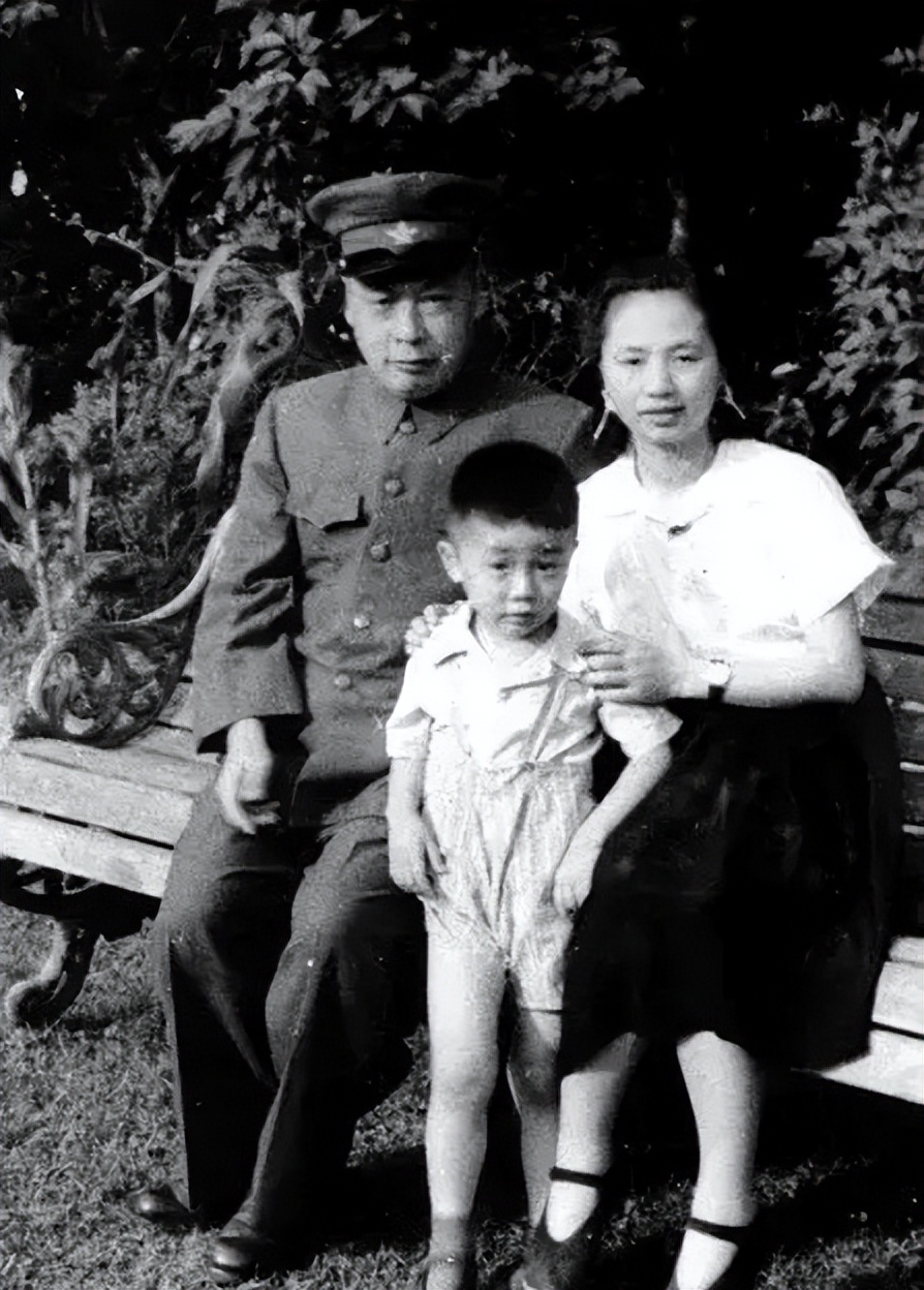 陈毅被妻子锁门外，冲动下提离婚，周恩来找到张茜：给你提个建议