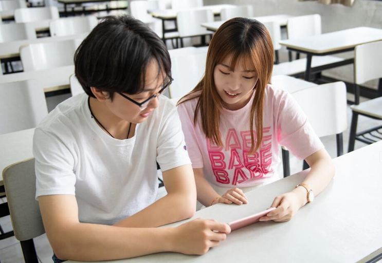 2021年各大学校放假时间出炉，假期时间或将延长，学生不喜反忧