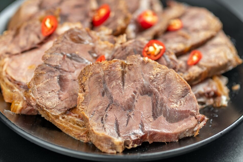 做酱牛肉，牛肉记住别焯水，做好“1腌2泡”，鲜嫩入味不塞牙