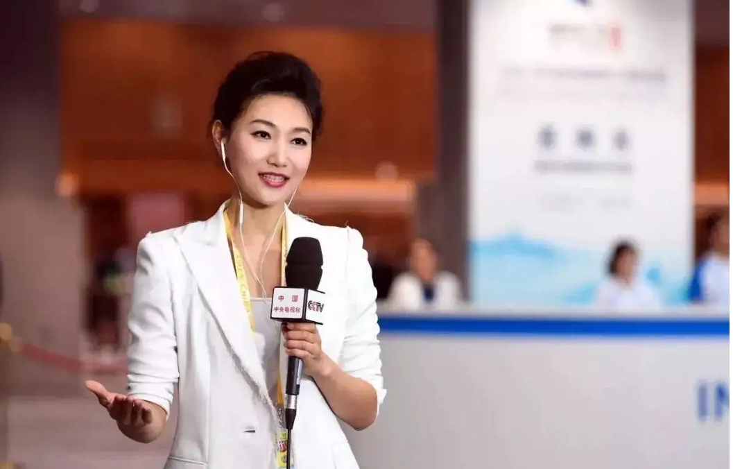 央视女主播李梓萌:风光背后也有泪,45岁大龄未婚成父母心病