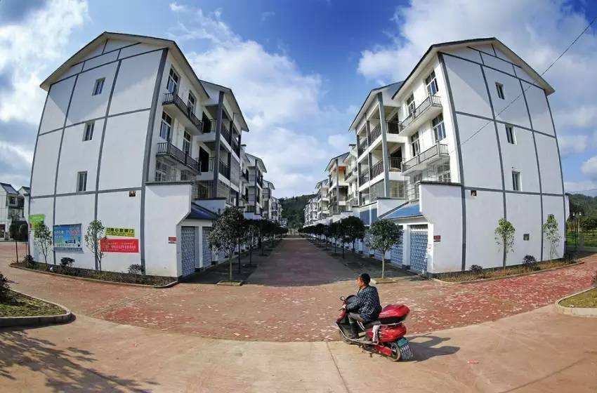 农民进城落户，宅基地、耕地要收回，是真的吗？农民该咋办？