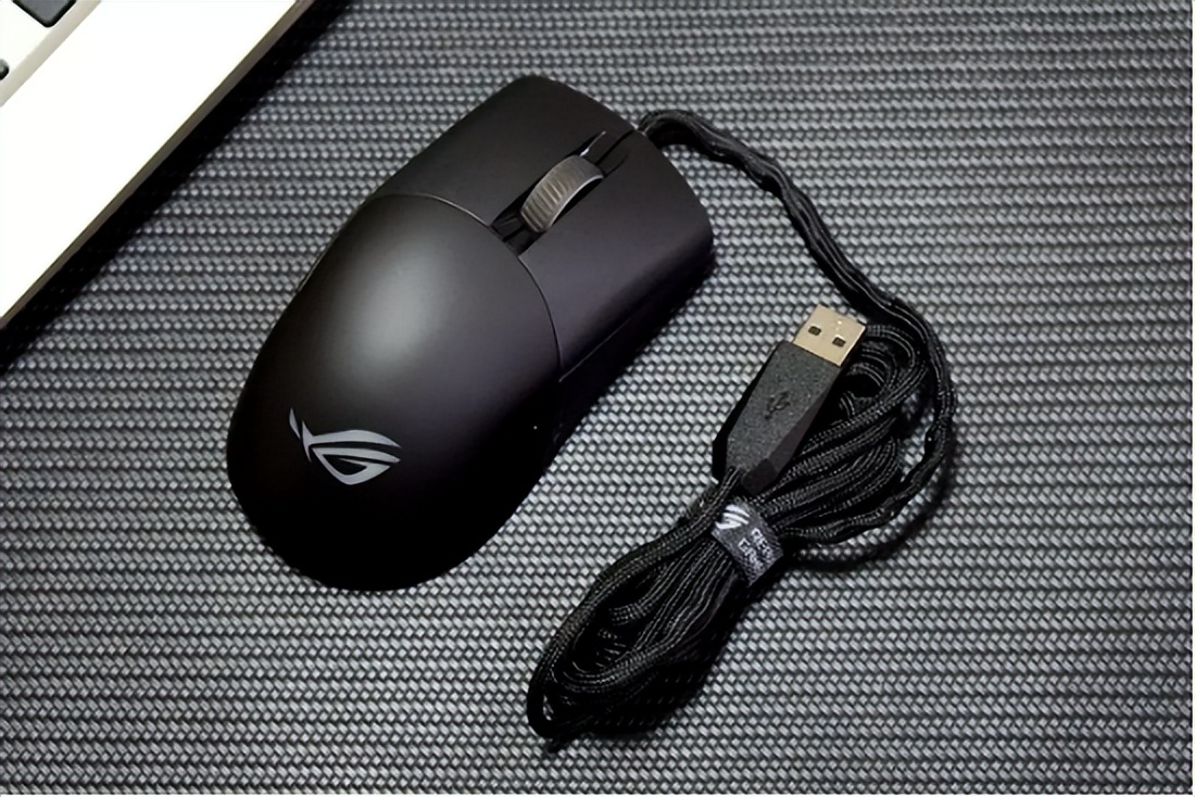 体验轻装上阵的华硕rog月刃游戏鼠标