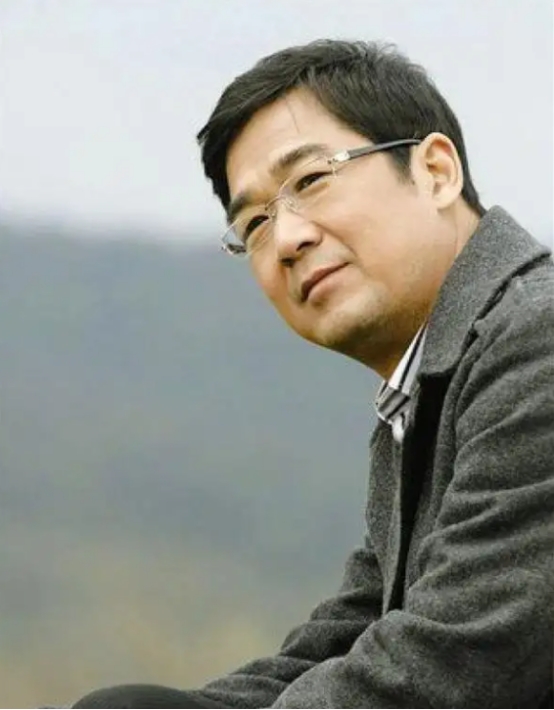 张国立为什么要离开罗秀春，转而对宜妃邓婕钟爱一生？