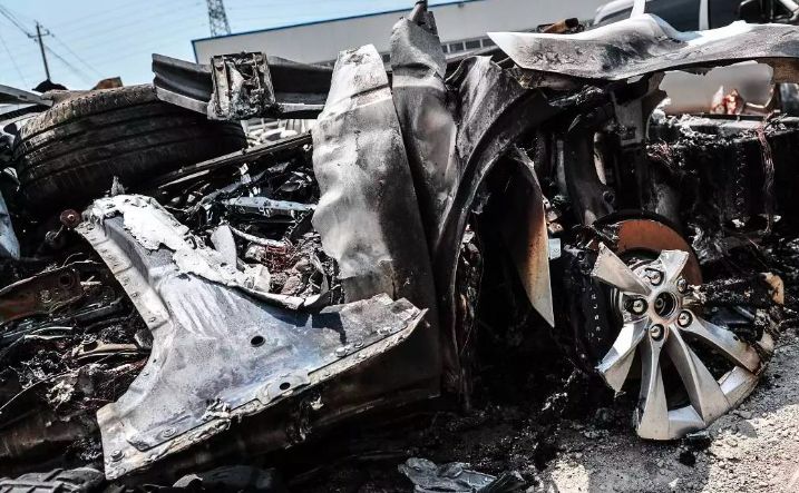 特斯拉Model Y在拆车厂内着火，之前发生过事故