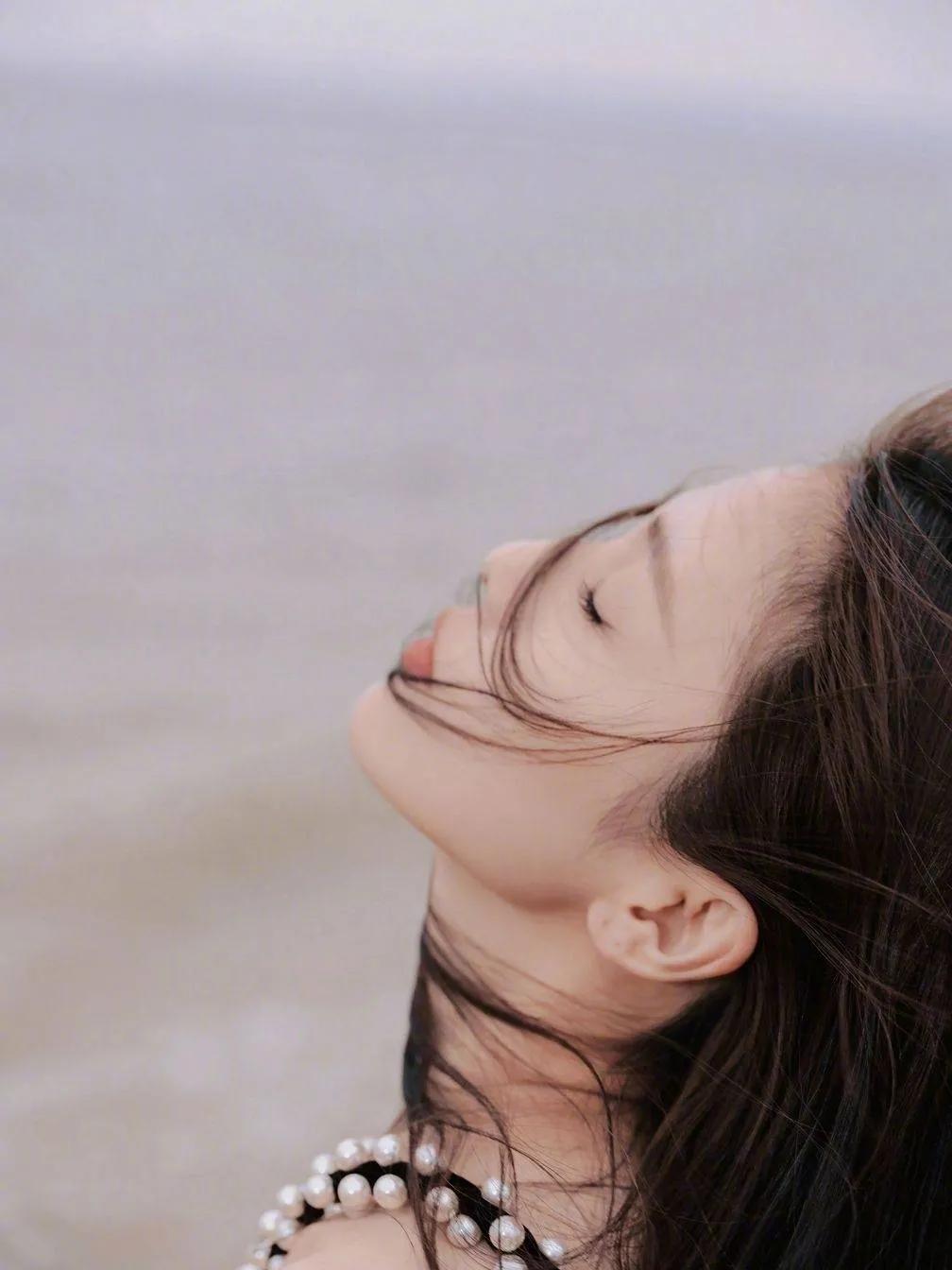 白鹿黑色吊带长裙海边大片