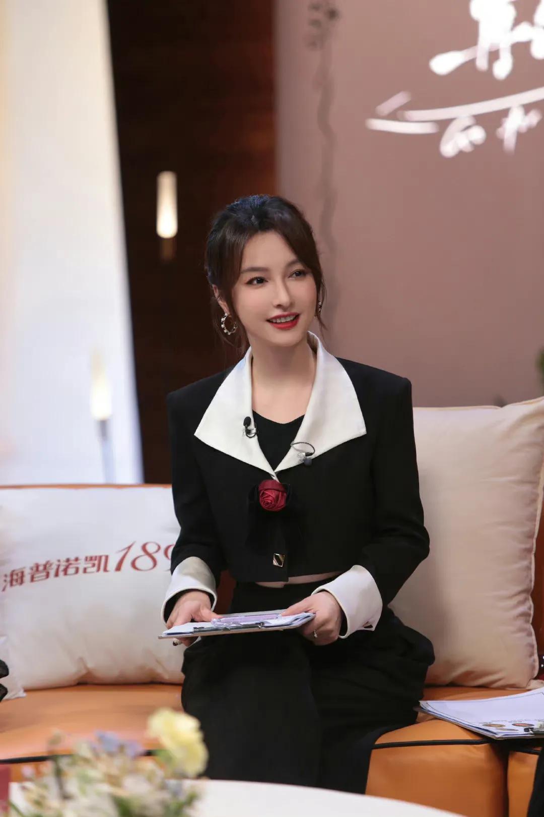 吴昕近期参加综艺穿搭