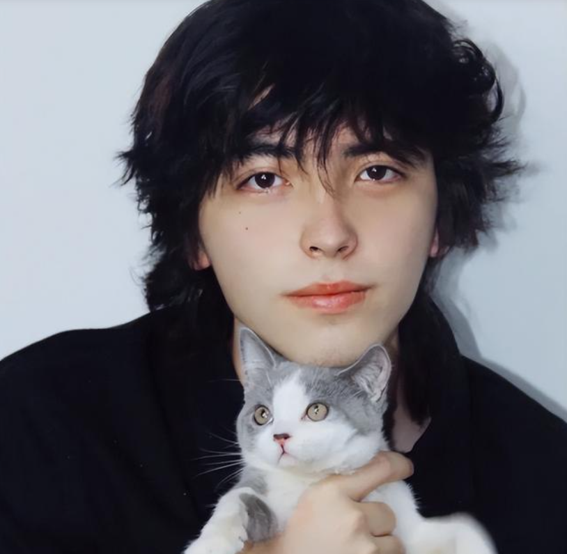 清华大学混血学霸走红，长相帅气又有才华，女同学看后很是心动