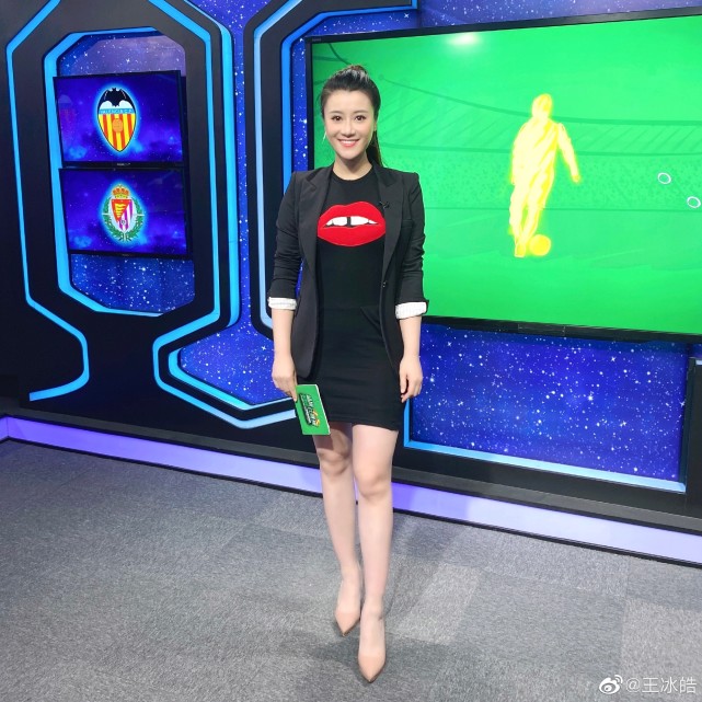 知名女主持人晒照官宣婚讯,老公高大帅气,曾与杨吕传绯闻