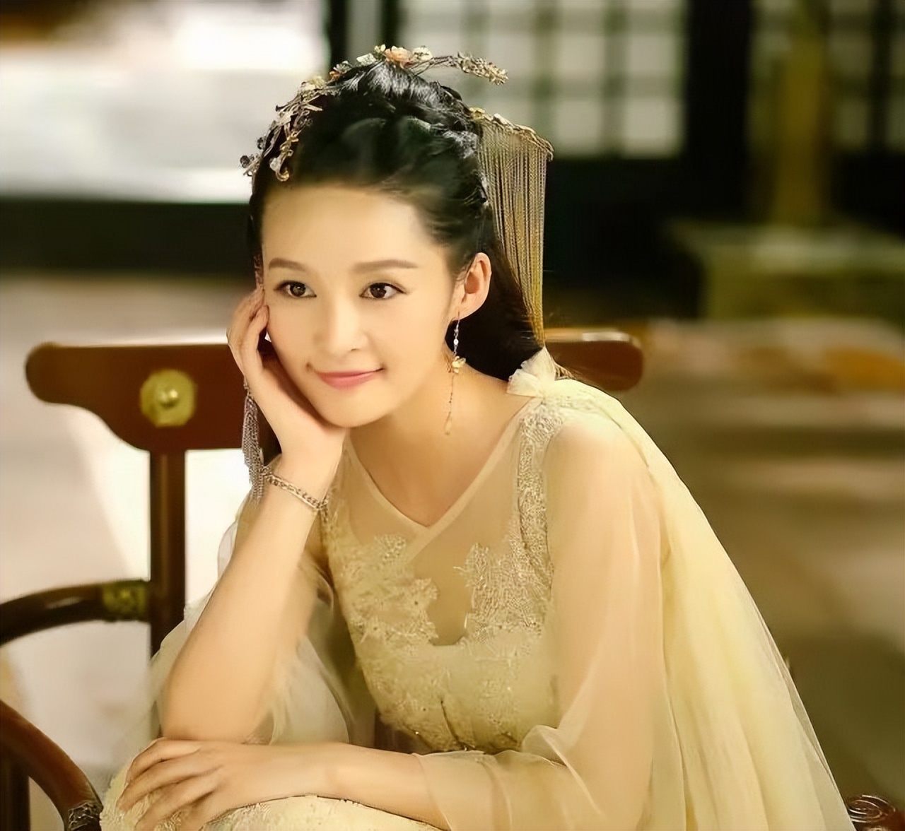 “尖嘴猴腮”别硬演公主，这8位女星告诉你，什么才叫金枝玉叶