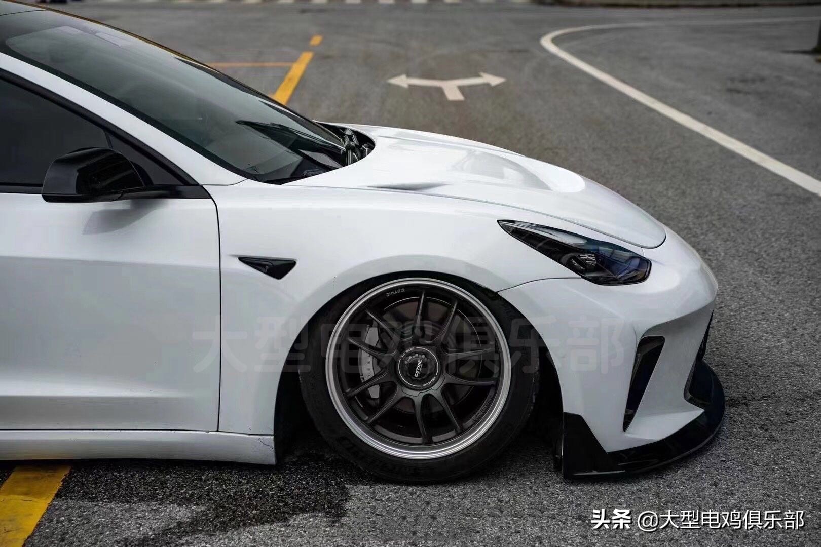白色特斯拉model 3改装宽体套件