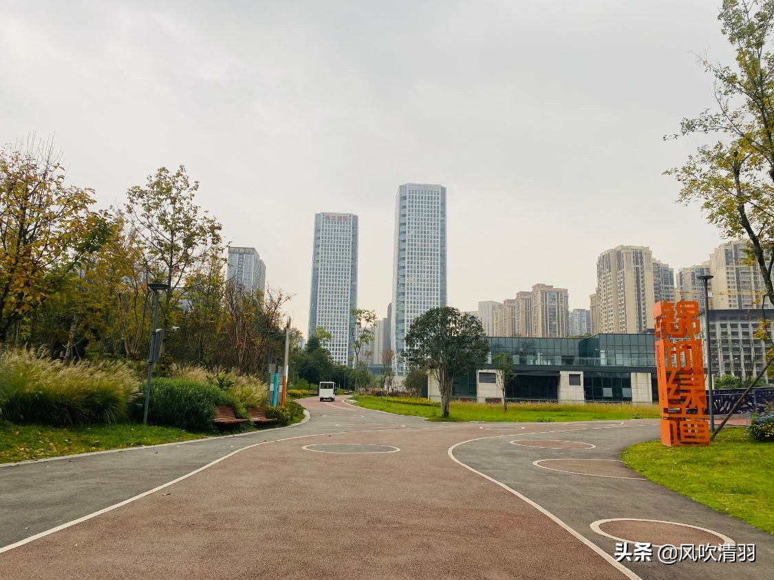 成都排名前5的公园，最小也有1800亩，西边和北边没上榜一个