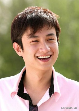 参演由知名作家王朔的小说改编的电视剧《与青春有关的日子》,临毕业