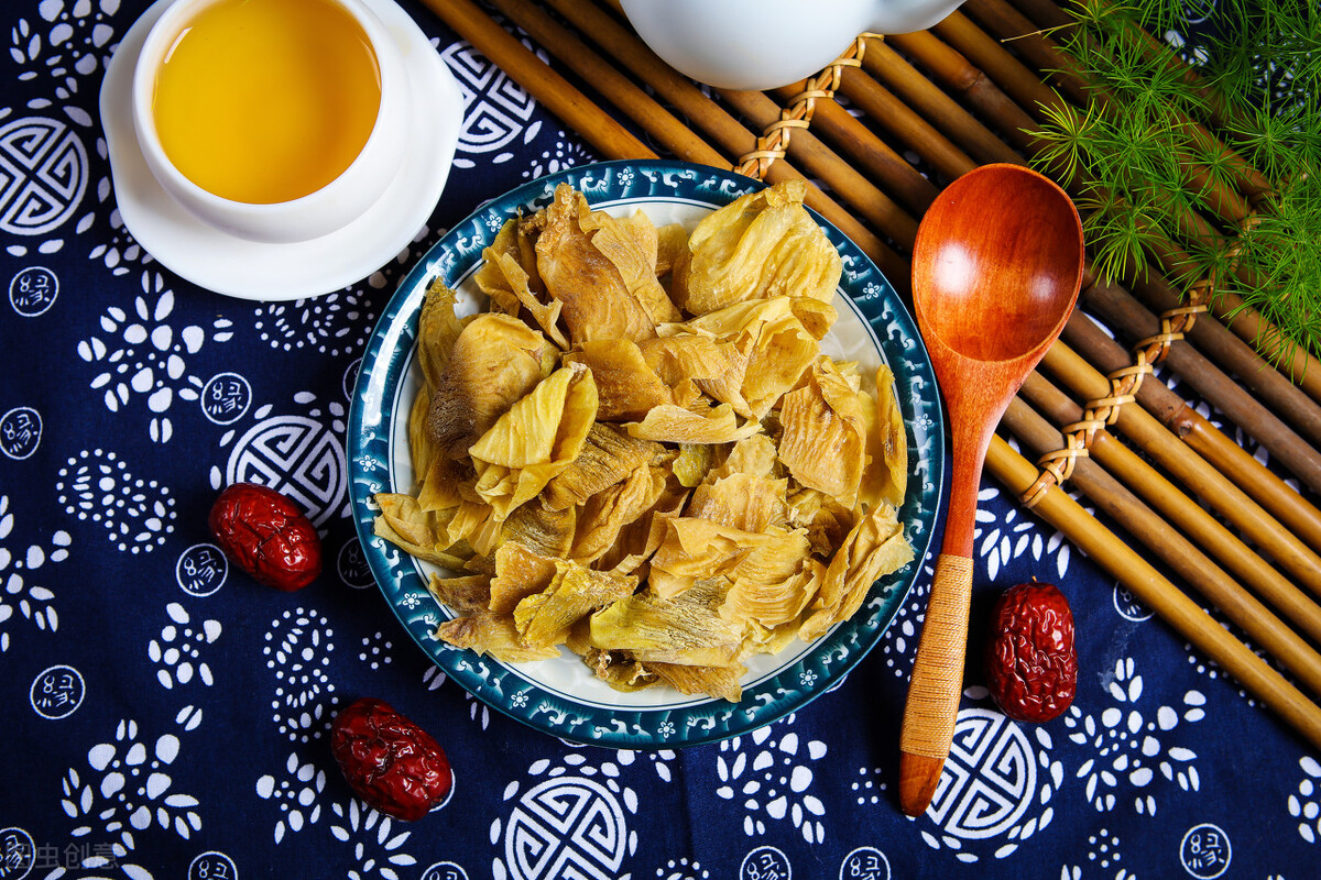 鸡内金，一味健脾消食的良药，常用于食积胃胀呕吐、胆结石