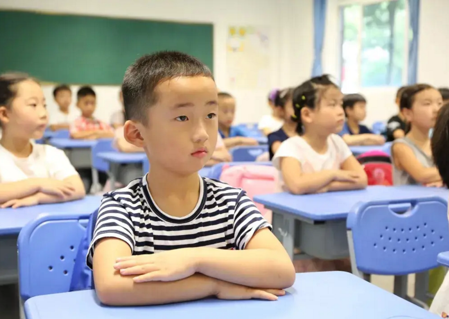 大中小学“暑假时间”公布，最长假期52天，学生心里乐开了花