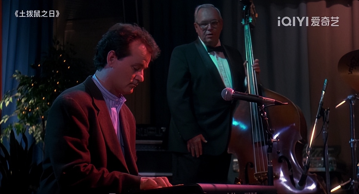 电影《土拨鼠之日》，被困在时间循环里的中年人，如何自我救赎？