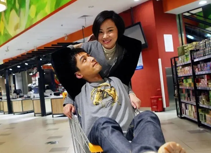 闫妮的“大妈味”、赵丽颖的“土气”，这8位女星，如今判若两人