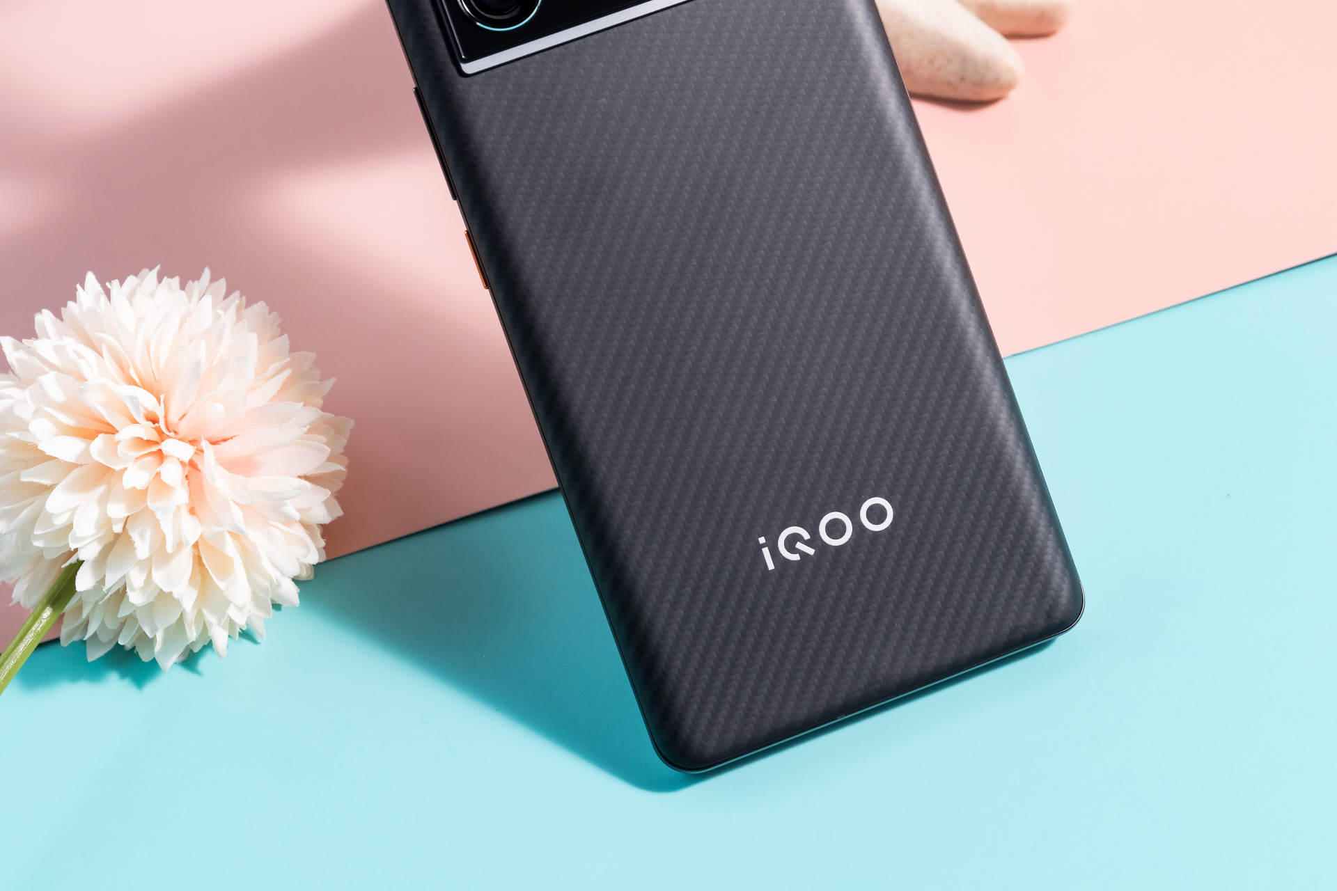 如何将防弹衣材料应用到手机上，iQOO 9 Pro赛道版探索全新设计