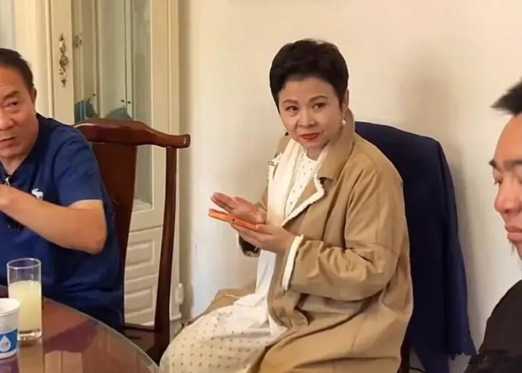 六旬董文华新照把人惊艳!穿波点裙戴珍珠首饰,贵气堪比赌王三太