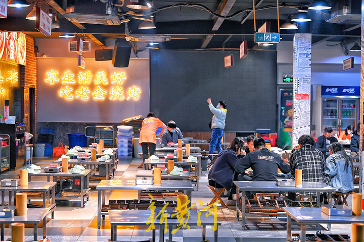 直击济南恢复堂食“第一餐”：测温扫码一个不少，火锅店招牌菜凌晨就卖光